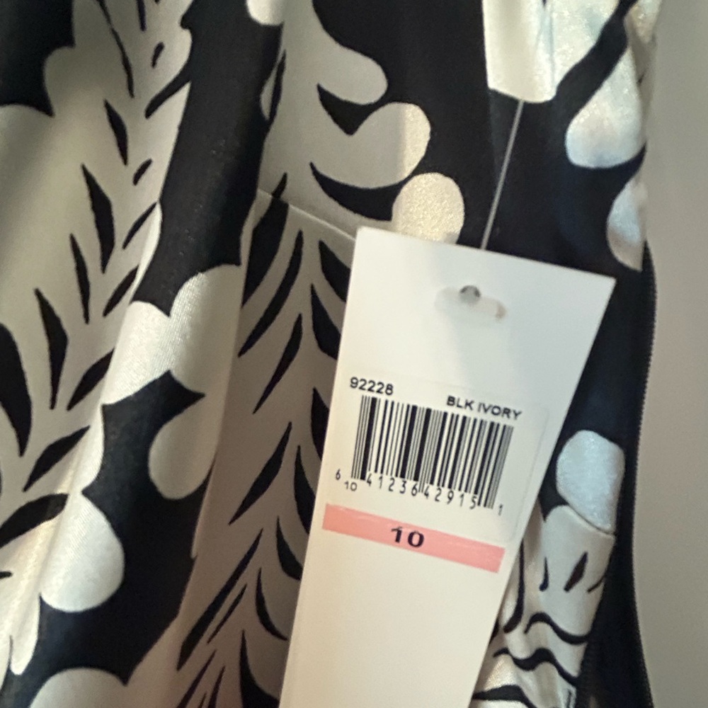 NWT Maggy London Black Ivory Scroll Print Ruched Sheath Dress Size 10 - Picture 3 of 6